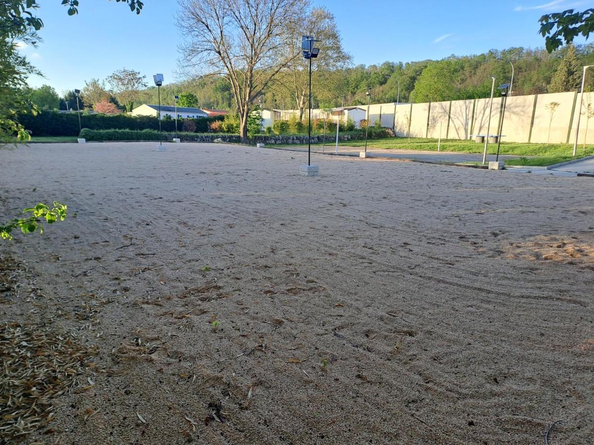 Hotel Chalet Pour 5 Personnes Equipe Sur Emplacement Privatif Dans Camping 4 Etoiles Appartenant Et Gere Par Un Particulier Foix Exteriér fotografie