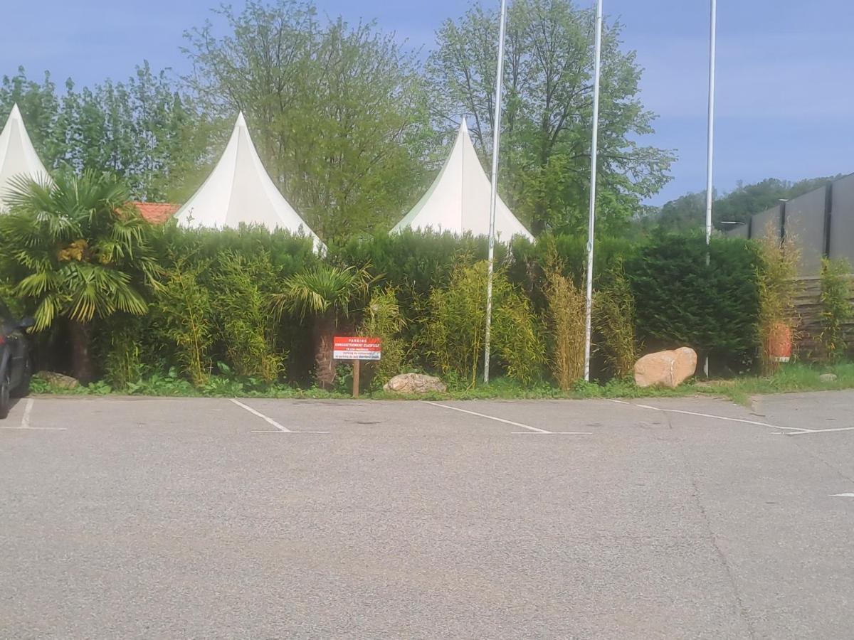 Hotel Chalet Pour 5 Personnes Equipe Sur Emplacement Privatif Dans Camping 4 Etoiles Appartenant Et Gere Par Un Particulier Foix Exteriér fotografie